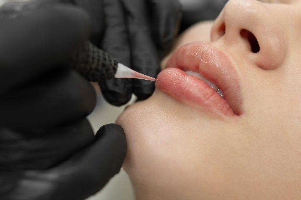 Come scegliere il colore giusto per il trucco permanente labbra